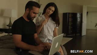 Slutty brunette mila lehibe akoho hiezaka ny pussy