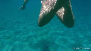 Swimming uban sa akong butt sampong sa dagat