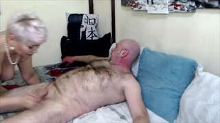 Развратная зрял руска кучка AimeeParadise усърдно отсасывает член на своя възлюбен съпруг ...