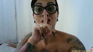 Bir kadın basında uyanır ve sütün yan tarafa damlamasıyla sona erer