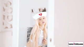 Kleine Titten Blondine verkleidet sich als Krankenschwester für ein Rollenspiel.Sie kümmert sich um Ihre vollbusigen gf und leckt und Finger Ihre Fotze.Sie facesits Ihr als shes umrandeten