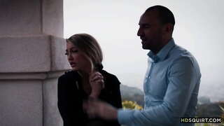 Pau grande do cara fode a pobre menina até que ela esguicha