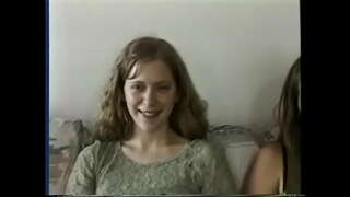 Brunett babe blir hennes super-hårig fitta smakade av hennes bästa kvinnliga vän