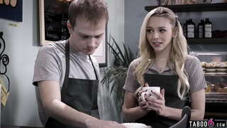 Young guy പ്രവേശിപ്പിക്കുന്നു to his GF that he cheated on her കാരണം സെക്സ്