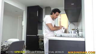 Tjener så master &#039; s datter tisser og så knullet henne juling