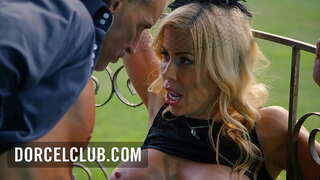 Seksiä puistossa busty blondi MILF