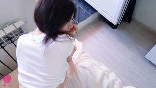 Naku suloinen brunette seksikäs bodysuit ja lasit rakastaa olla intohimoinen seksiä, imee munaa ja tunne mulkku hänen pikku pillua asti hän gets kumulat päällä hänen makea perse