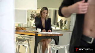 Rumänisches Babe liebt einen guten Arschfick, um ihren Tag zu beginnen