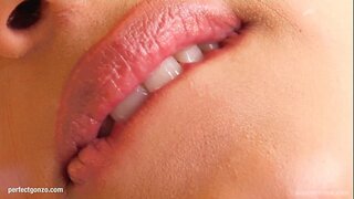 لينا يحصل على نفسها من خلال العادة السرية مع الأصابع و اللسان على تعطيني الوردي