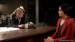 Biondo lesbica anale scopa brunetta deputy officer con cinghia su cazzo