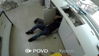 Голям член се плъзга в стегната путка брюнетки