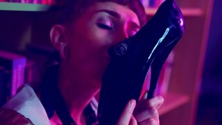 Meu querido di&amp;aacute;rio de gozadas da quarentena: brincando com a bucetinha entre muita baba e salto alto