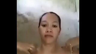 Bela ludi vian ŝia pyssy