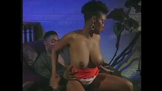 Сиеҳ бача лижет волосатую киску негритянской красотки ва трахает вай саратон дар стуле