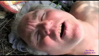 Die Schlampe sieht zwei alte Männer ficken in der freien Natur und schließt sich Ihnen an